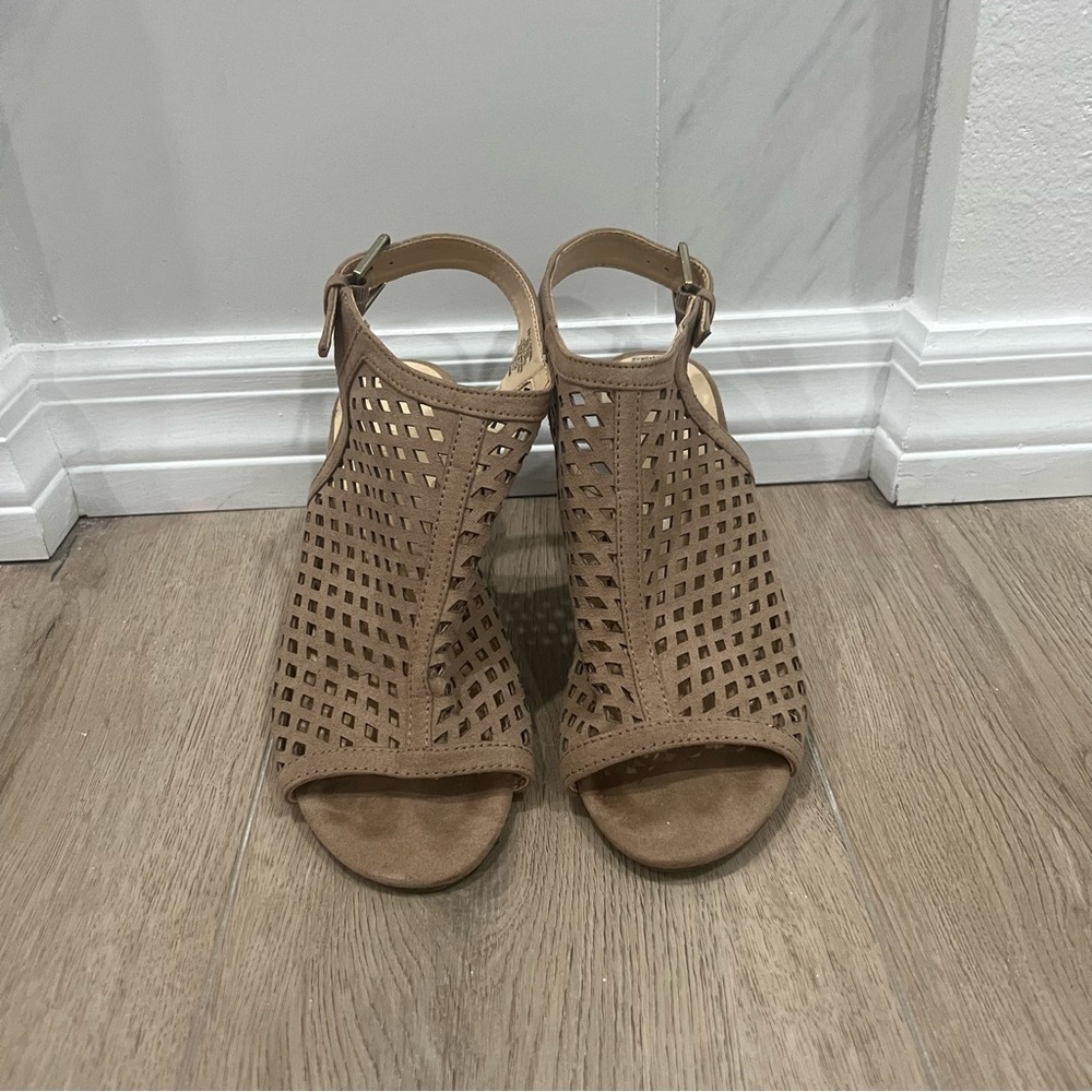 Laser Cut Block Heel Open Toe Nude Sandals 8W
